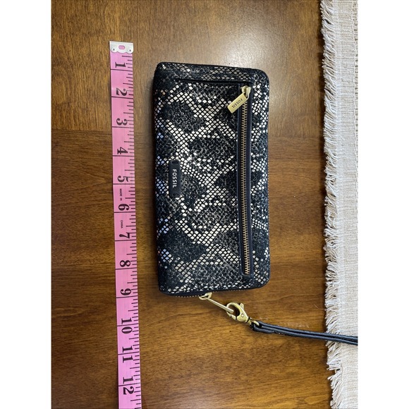 Fossil Logan RFID Zip-Around Wristlet Black Snakeskin Print Leather Zip Wallet - Picture 1 of 10